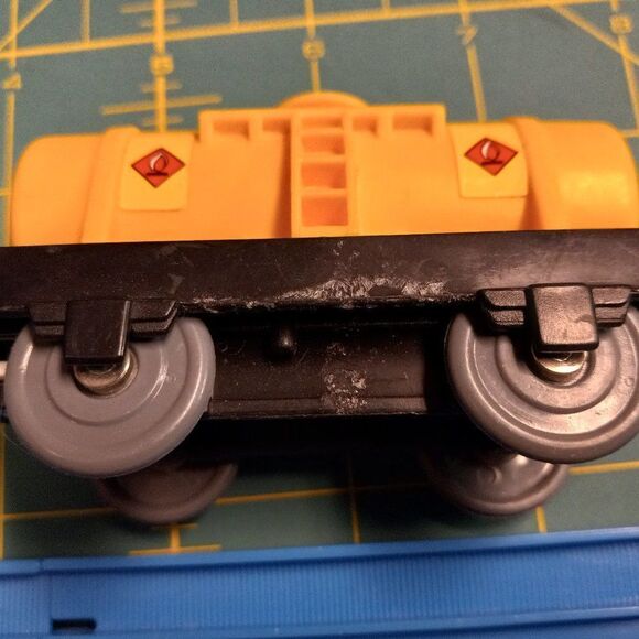 TOMY Engine Salty, Dennis with oil car - Picture 9 of 11